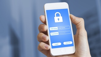 Smartphone in mano con user e password